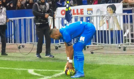 欧冠本周最佳球员候选：马杜埃凯、孔德、德凯特拉雷、格洛赫（欧冠本周最佳球员提名名单：马杜埃凯、孔德、德凯特拉雷、格洛赫）