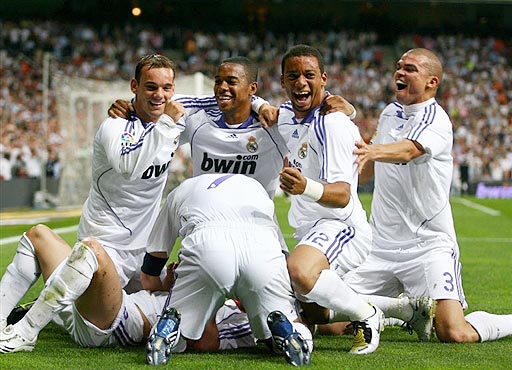 WTT总决赛：林诗栋4-0完胜梁靖崑，挺进男单八强（WTT总决赛：林诗栋4-0横扫梁靖崑，晋级男单八强）