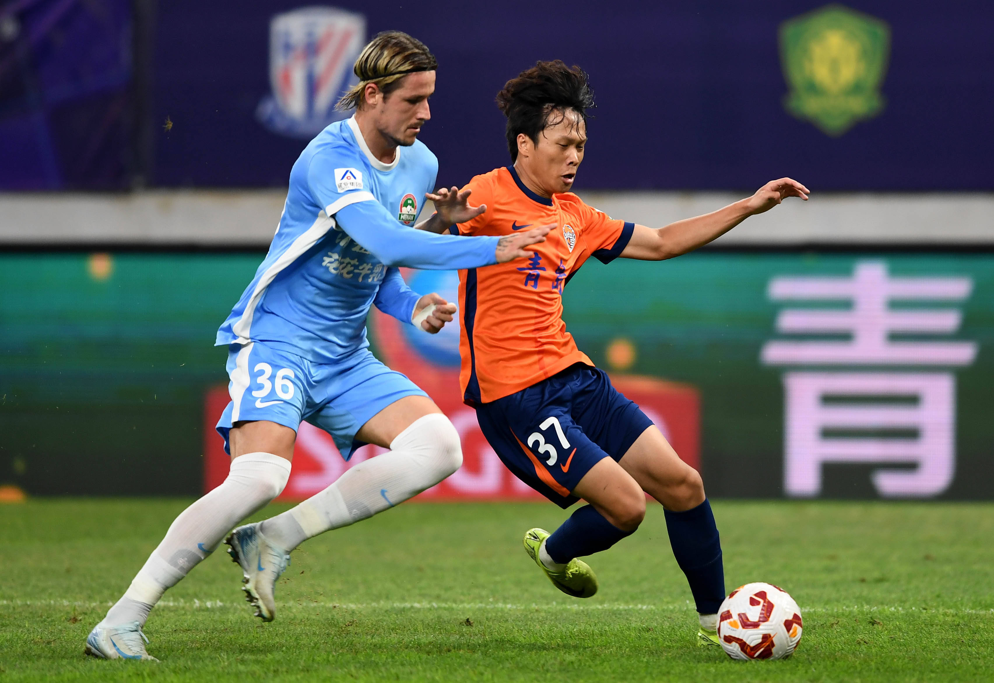 南安普顿不敌普雷斯顿后，后卫内森-伍德与本队球迷发生口角（南安普顿输给普雷斯顿后，后卫内森-伍德与本方球迷爆发口角）