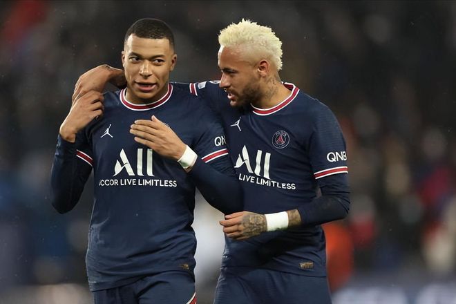 复盘曼联1-1西汉姆：阿莫林“反向换人”导致丢分，B费射门离谱（曼联1-1西汉姆复盘：阿莫林逆向换人致失分，B费射门离谱）