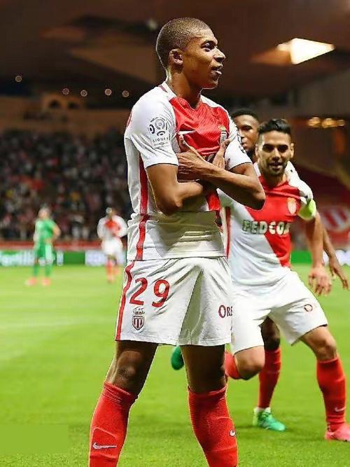 单场比赛参与5球，23岁的奥利塞打破拜仁两项纪录（23岁奥利塞单场造5球，刷新拜仁两项纪录）