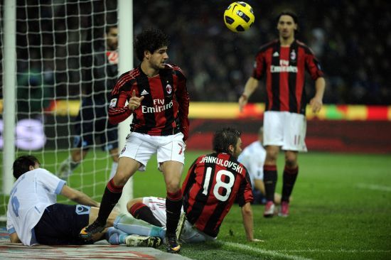 手感火热！拉文三节三分10中8爆砍37分5篮板（拉文手感爆棚：三节飙进8记三分，轰下37分5篮板）