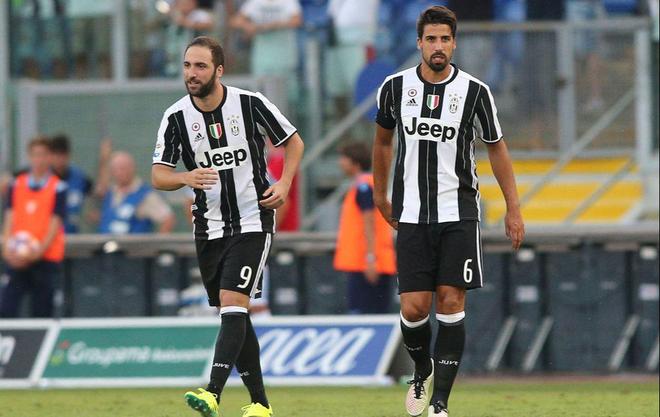 纪念去世的朋友，雅克松的打底衫上写着“安息吧，我的兄弟”（悼念亡友，雅克松穿印有“安息吧，我的兄弟”的打底衫）