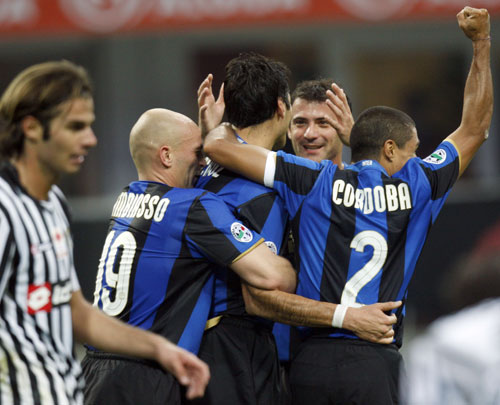 尼克斯击败雄鹿成功晋级，近7场两队对决尼克斯6胜1负（尼克斯力克雄鹿挺进下一轮，最近7次交锋6胜1负）