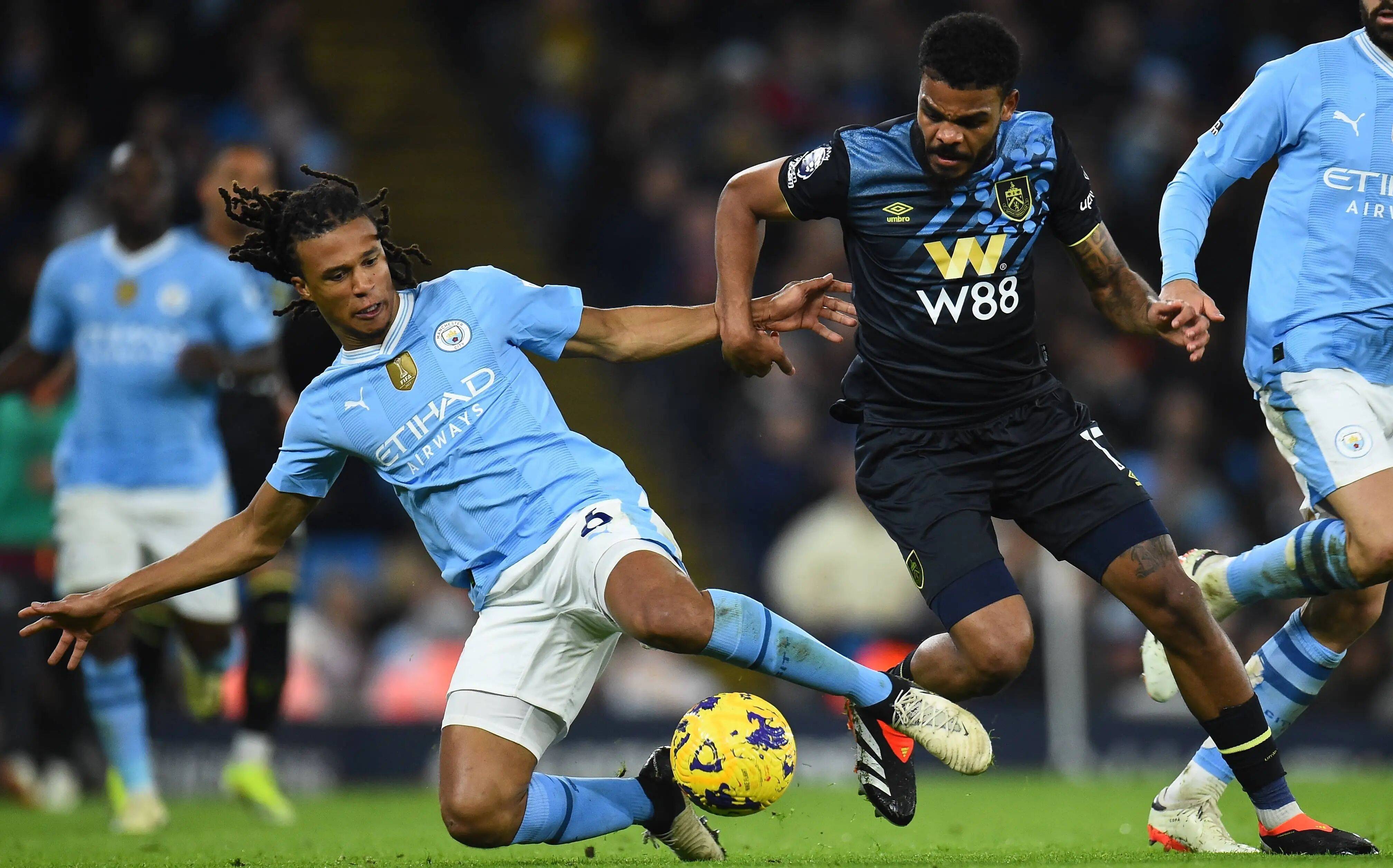 你是哪边的？本菲卡门将特鲁宾扑点后被队友阿劳若补射进球（尴尬一幕：本菲卡门将特鲁宾扑出点球，却被队友阿劳若补射破门）