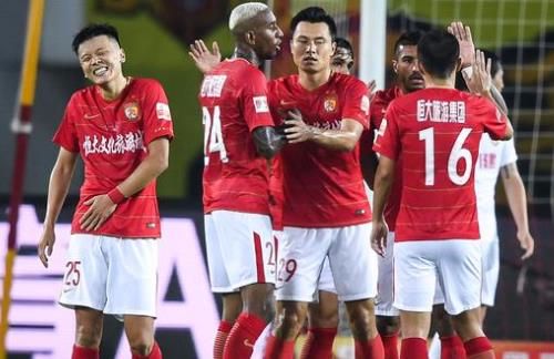 格拉斯纳谈对阵曼联：一周内第三次对三后卫阵型的球队很有趣（格拉斯纳谈战曼联：一周第三次遭遇三后卫球队，颇感有趣）