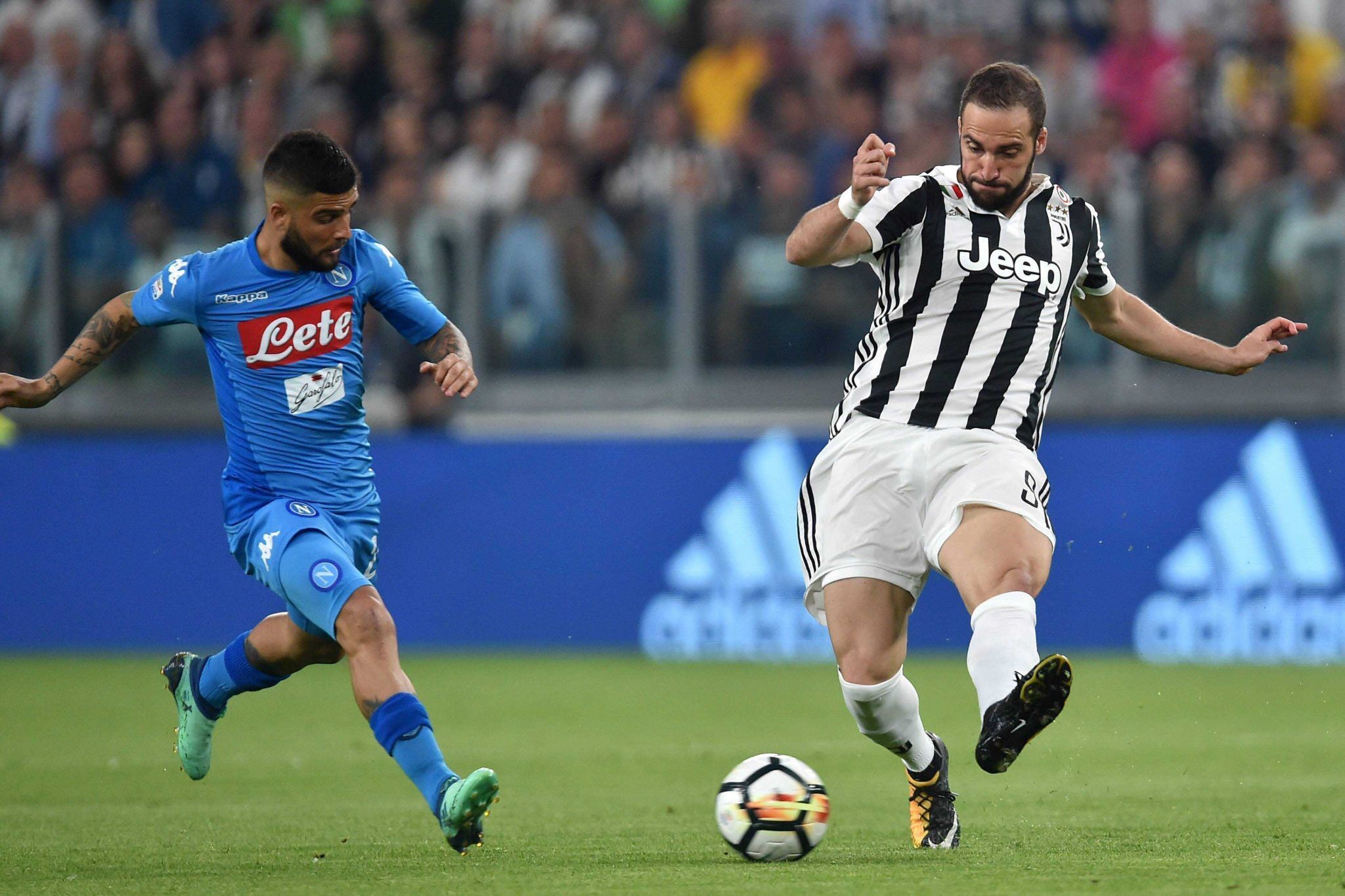 哈登狂砍55分封神！成NBA首位双队史得分王，36岁飙10记三分创多项纪录（哈登36岁轰55分飙10记三分，成NBA首位双队史得分王并刷新多项纪录）