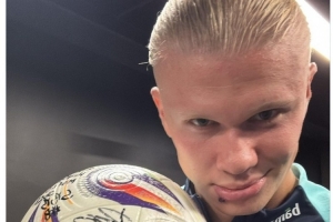 上海海港足球俱乐部举行2025赛季出征仪式（上海海港足球俱乐部举办2025赛季启航仪式）