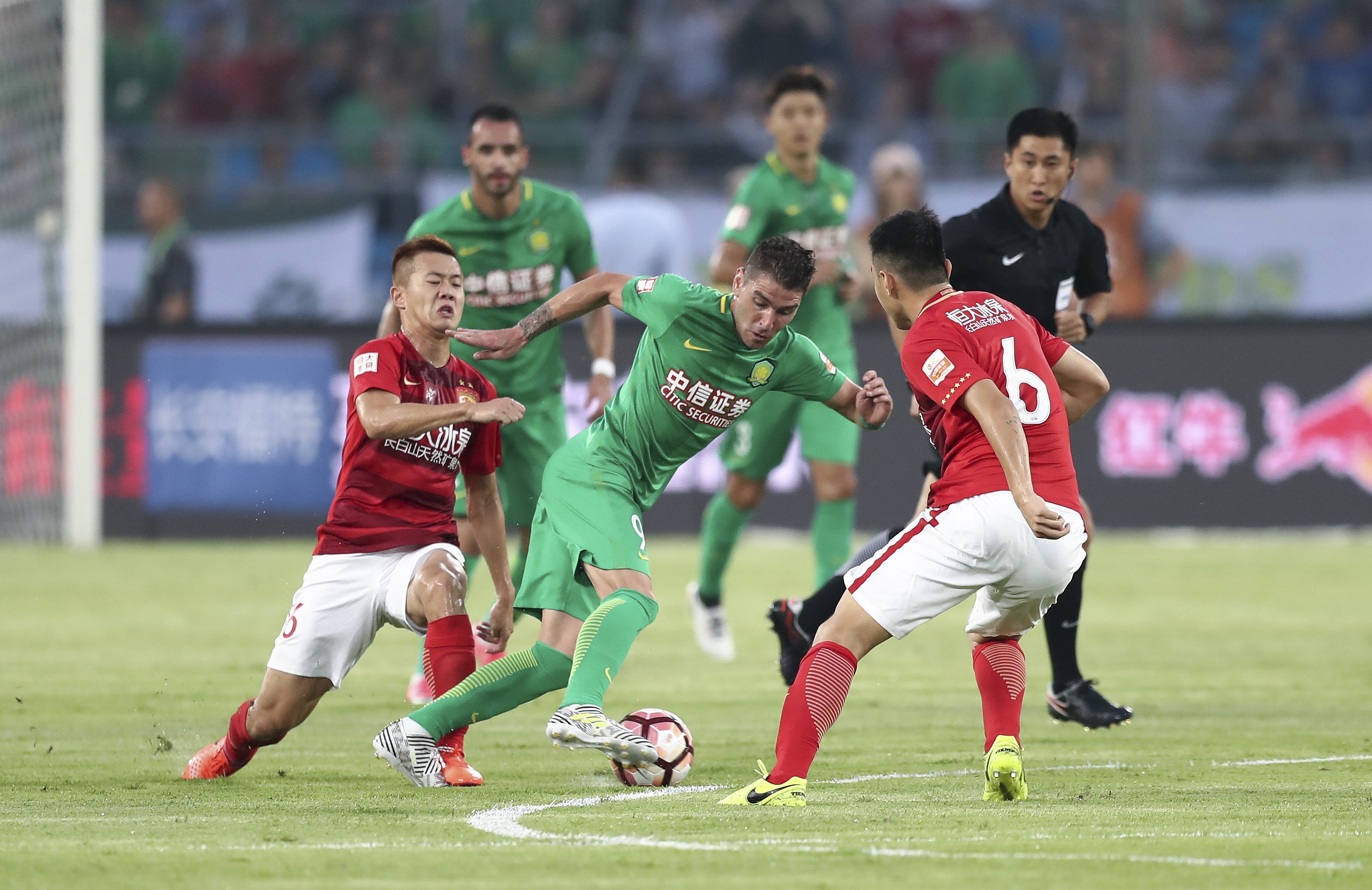 泰山磐石迎来青春风暴 鲁沪将士抵达力明备战围甲（青春风潮席卷泰山磐石，鲁沪将士会师力明备战围甲）